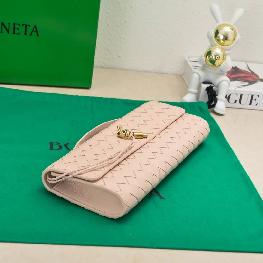 The batch of 1360 BV Andiamo evening handbags has been heavily planted again~ The designer aesthetics in the era of economic downturn are back. I fall in love with it at first sight and can't put it down. It's so beautiful and full of aura. The shape and texture are very competitive. It's light in weight and has sufficient capacity. It's a must-have for fashionistas. It's suitable for many occasions, minimalist, high-end and light luxury. Model No.: 741511 Size: 31*13*3cm